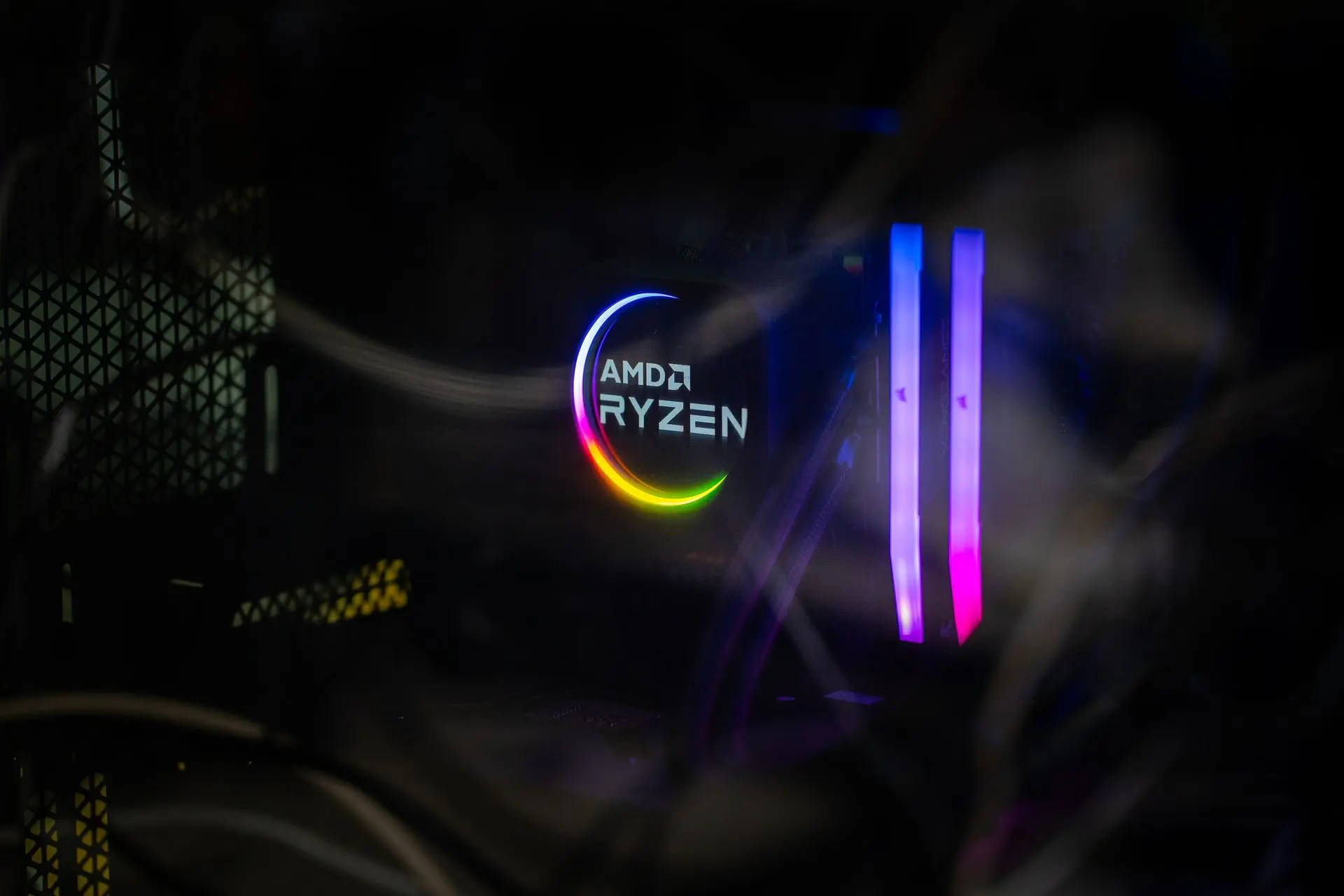 Take advantage of an offer powered by AMD. As part of our ongoing partnership, we manage a gaming fleet of AMD computers, which you can now also rent for your gaming event.